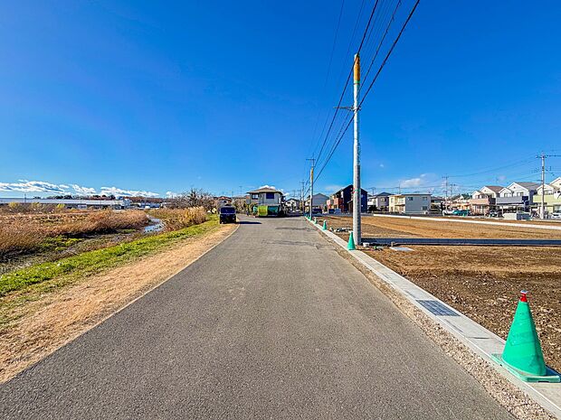 【前面道路-幅員約6m-】家の前をまっすぐの通りが走っている。クルマは少なく、人々は毎朝、ウォーキング、ジョギング、犬の散歩など、フリーな朝時間を過ごしている。