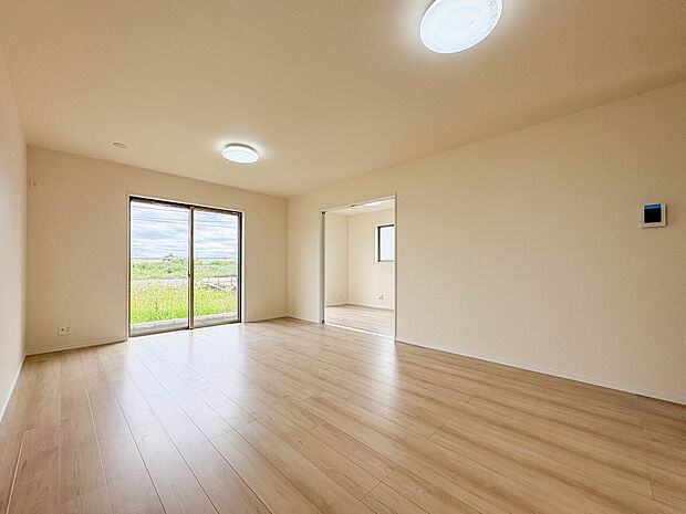 【リビング】 整然とした空間演出、快適な理想の暮らしの実現は家のみの拘りではなく、そこで暮らす方々にとって素敵な環境であることも挙げられると思います。四季折々の変化が奏でる鼓動を楽しんで下…