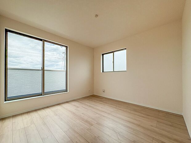 【子供部屋6.12帖】お子様のお部屋にぴったりなクロークを備えたフローリング仕様の洋室です。