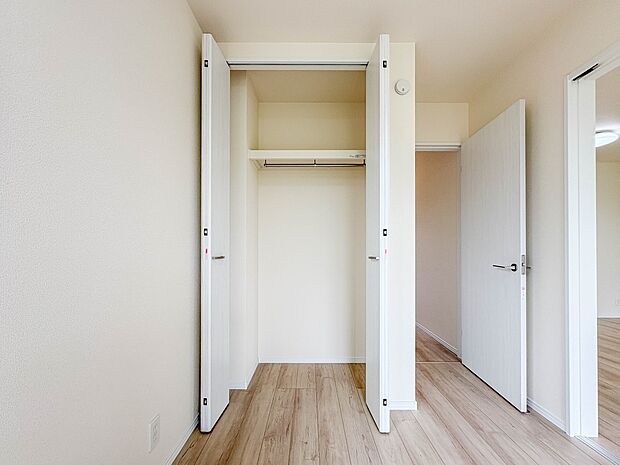 【WIC(ウォークインクローゼット)】 たくさんの洋服をかけてもシワになりにくいウォークインクローゼット。洋服以外にも、普段使わない家電やスーツケース、ストック品など何でも片付く嬉しい空間…