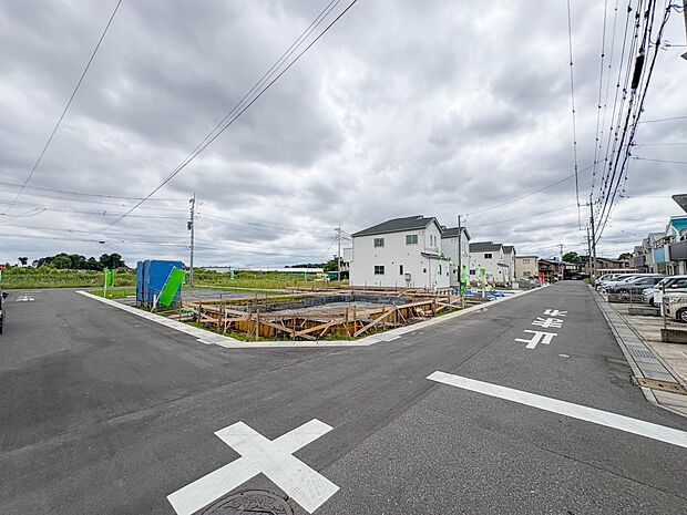 【前面道路-幅員約6m-】家の前をまっすぐの通りが走っている。クルマは少なく、人々は毎朝、ウォーキング、ジョギング、犬の散歩など、フリーな朝時間を過ごしている。