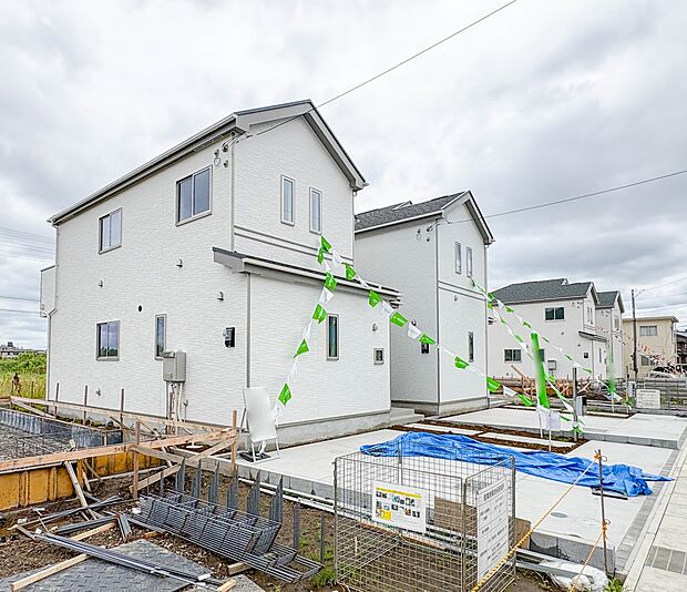 【現地外観】全棟がカースペース2台可能です。ゆったり広々な土地でお住まいください。