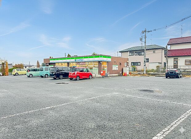 コンビニ 900m ファミリーマート伊奈南店(ファミリーマート伊奈南店(ファミリーマートの強さは、少量のお惣菜を売るファミデリカとドラッグストアと組んだコラボ。サラダを中心にしたヘルシー食材…