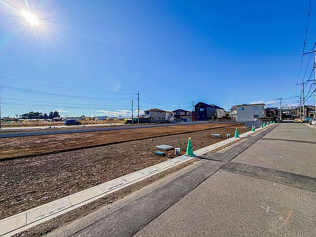 【現地外観】陽当りが良いと、洗濯物が乾きやすいですし、湿気やカビの心配も減るので快適です。寒い冬の日でも、日差しが届くと家の中が暖かくなりますね。