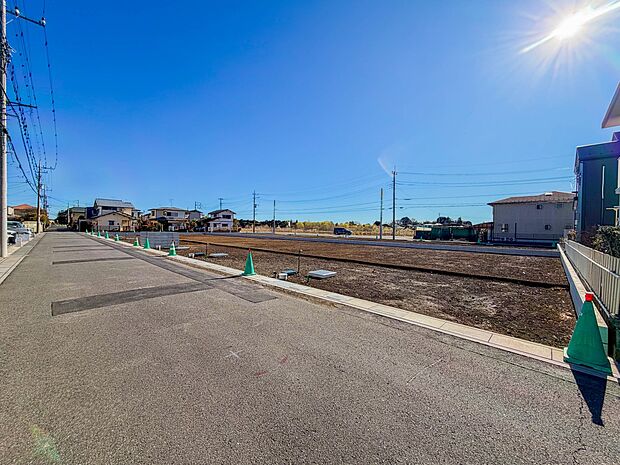 【前面道路-幅員約6m-】家の前をまっすぐの通りが走っている。クルマは少なく、人々は毎朝、ウォーキング、ジョギング、犬の散歩など、フリーな朝時間を過ごしている。