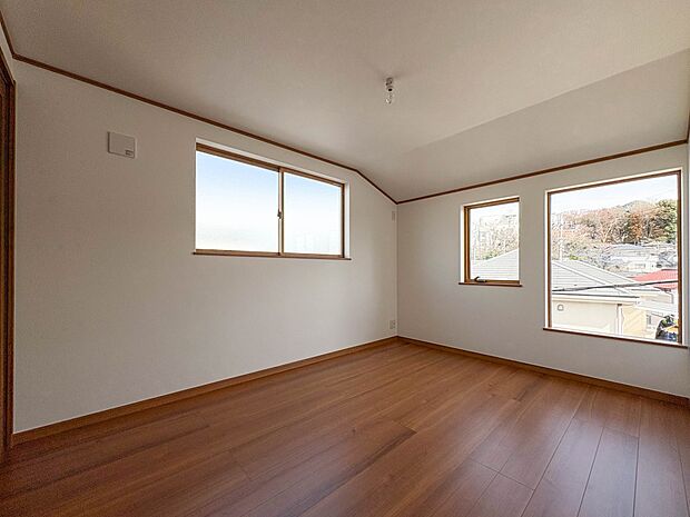 【洋室6.0帖】昨今のトレンドになりつつあるのが、広過ぎず、快適すぎない子ども部屋。勉強と寝るだけの部屋にすることで閉じこもりがなくなり、リビングで過ごす時間が増えると言われています。