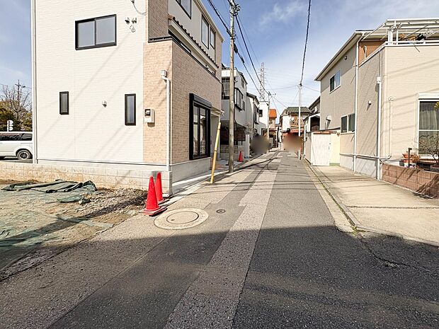 【前面道路　幅員4ｍ】車の通行が少ないので、静かな住環境を維持することができます。