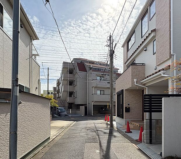 【前面道路 幅員4m】陽当りや通風性など各所に施された工夫で住みやすさを実現。部屋の大きさや周辺環境・街並など、資料には掲載していない情報が現地にはたくさんございます。是非ご確認下さい。