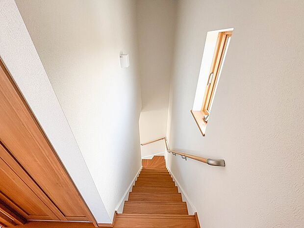 【手すり付き階段】手すりがないと階段の昇り降りで危険なことはもちろん、壁に手をつきながら歩くことで壁紙が汚れやすくなります。すべての方に快適に昇り降りしていただくため、手すりを設置しました。…