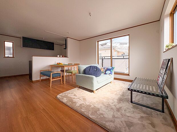 【LDK14.6帖が叶える心地よさ】自然光がたっぷり差し込むLDK。家具を置いても広々とした空間を維持でき、家族団欒の時間を大切にするお客様の感情を満たします。会話が弾む対面式キッチンで家事…