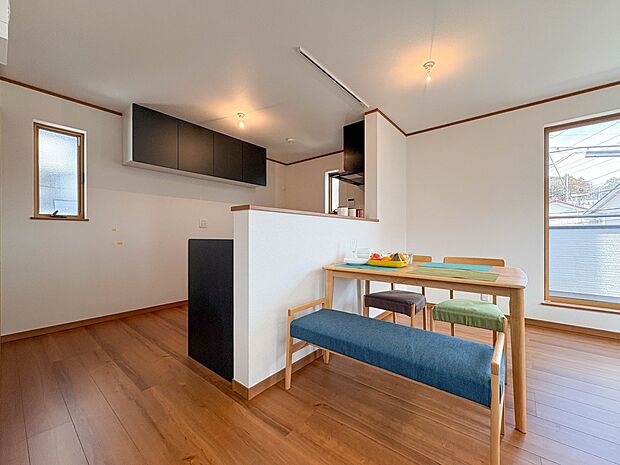 【LDK14.6帖ダイニングスペース】4人用のダイニングテーブルを置くことができる広さです。