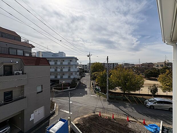 【眺望】朝の澄んだ空気や、夕方に吹く清々しい風を五感で感じられるバルコニー。