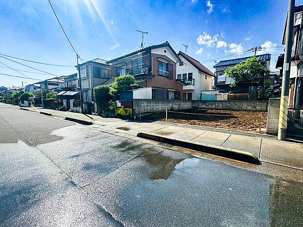 家の前をまっすぐの通りが走っている。クルマは少なく、人々は毎朝、ウォーキング、ジョギング、犬の散歩など、フリーな朝時間を過ごしている。