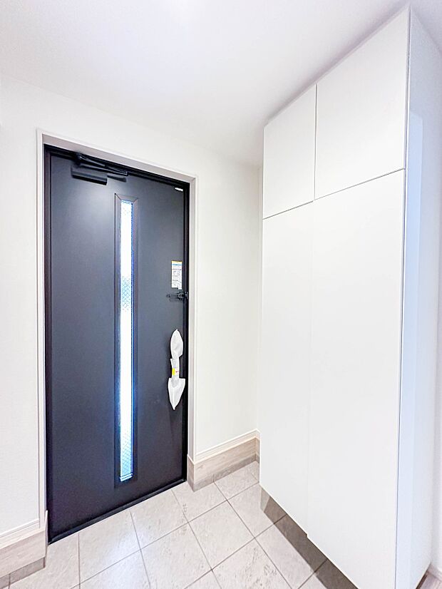 【玄関】スタイリッシュかつ品のある玄関。