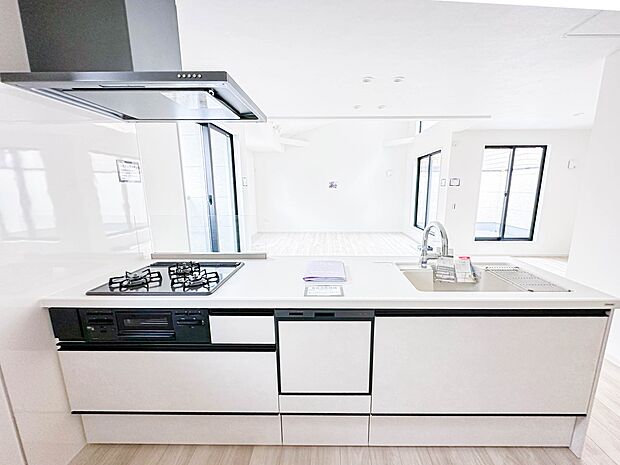 【カウンターキッチン】リビングにいるお子様と会話をしながら家事ができるカウンターキッチン。いま手があいているか、忙しそうなのか相手の様子を伺いながらコミュニケーションをとる訓練にもなります。…