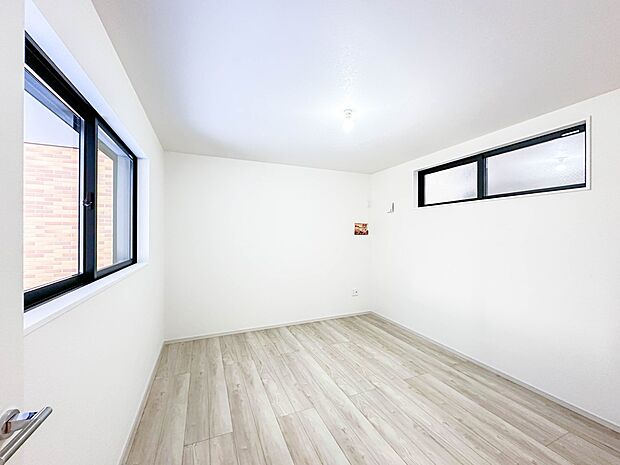 【子供部屋】お子様のお部屋にぴったりなクロークを備えたフローリング仕様の洋室です。