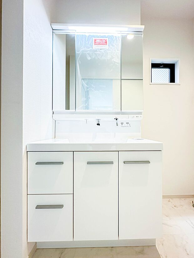 【洗面台】洗面所は小さなプライベートスペース。歯磨き、洗顔と毎日施す個人空間。