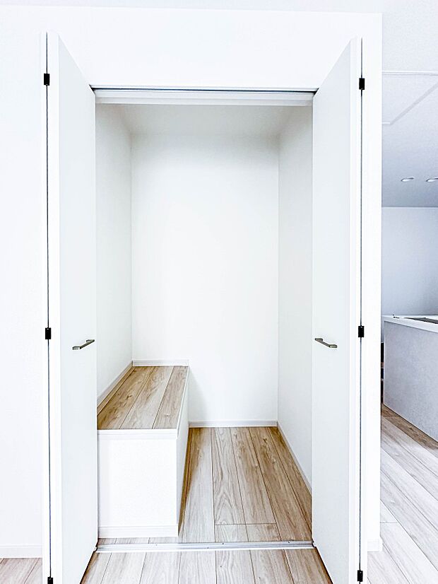 【収納】限られたスペースを有効に活用できる壁面クローゼット。