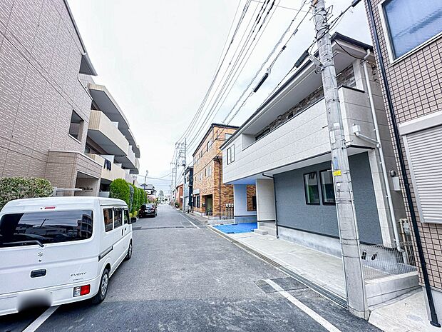 【前面道路】家の前をまっすぐの通りが走っている。クルマは少なく、人々は毎朝、ウォーキング、ジョギング、犬の散歩など、フリーな朝時間を過ごしている。