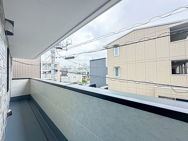 【バルコニー】バルコニーに自分のこだわりをもたせる。120%自由自在のバルコニー。もちろんお洗濯物を干す、ゴミを一時保管するなどもおまかせください。バルコニーを多目的スペースとして考えてみま…