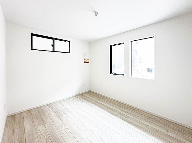 【Room-洋室】 シンプルにデザインされた室内。家具やレイアウトでお好みの空間に。