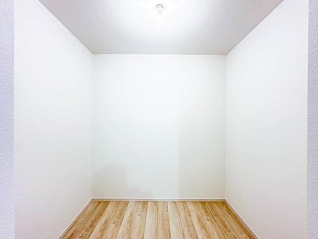 【納戸】シンプルな内装はおしゃれのポイントです。シンプルは華美より飽きがこないからです。色や模様でおしゃれ感をだす。それがシンプルイズビューティーです。