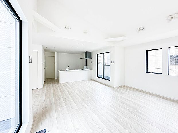 【リビングダイニング】しっかりとした広さがあるのでルームメイク自由自在!