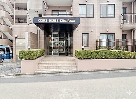 【エントランス】落ちついた外観にマッチしたエントランス。※CG加工にて晴れにしてます。