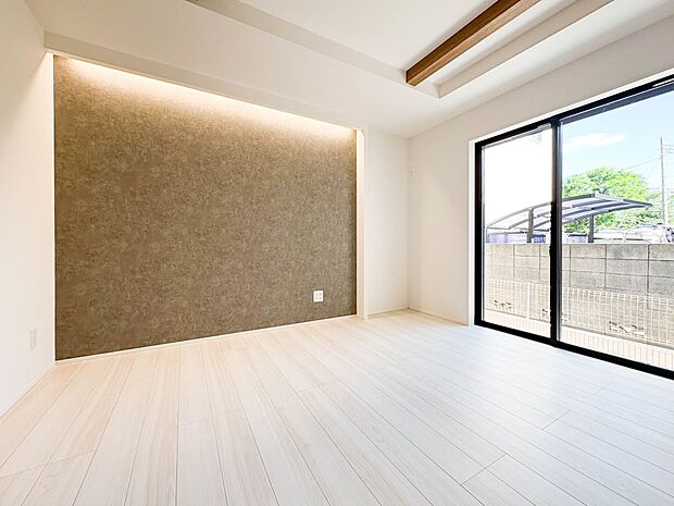 【リビング】 整然とした空間演出、快適な理想の暮らしの実現は家のみの拘りではなく、そこで暮らす方々にとって素敵な環境であることも挙げられると思います。四季折々の変化が奏でる鼓動を楽しんで下…