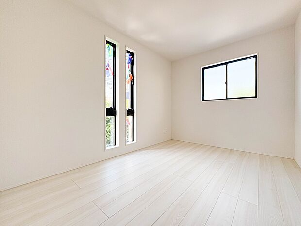 【子供部屋6帖】お子様のお部屋にぴったりなクロークを備えたフローリング仕様の洋室です。