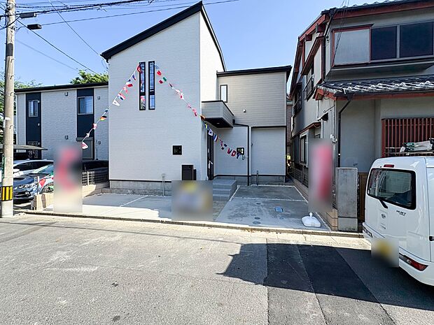 【現地外観】堂々たる趣ながら、主張し過ぎずどこか余裕を感じさせるシャープなフォルムで佇む邸宅は、晴天の空と照らし合わせる事で、本来あるべき完成形の姿を見せてくれます。*CG加工により晴天にし…