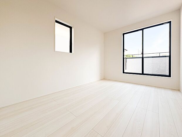 [洋室6.5帖]シンプルなデザインの家は風情がある。住む人のこだわりを感じる。外観も内装もいたってシンプル。居心地がよく、家事や趣味、子育てなどにも集中できる。家も人間も熟成するほどシンプル…