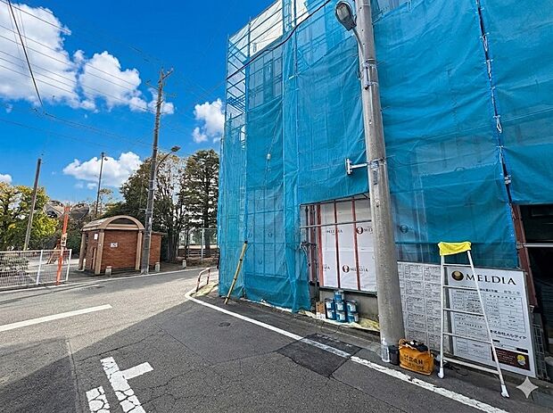 3号棟【前面道路6m】家の前をまっすぐの通りが走っている。クルマは少なく、人々は毎朝、ウォーキング、ジョギング、犬の散歩など、フリーな朝時間を過ごしている。