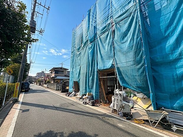 5号棟【前面道路6m】家の前をまっすぐの通りが走っている。クルマは少なく、人々は毎朝、ウォーキング、ジョギング、犬の散歩など、フリーな朝時間を過ごしている。