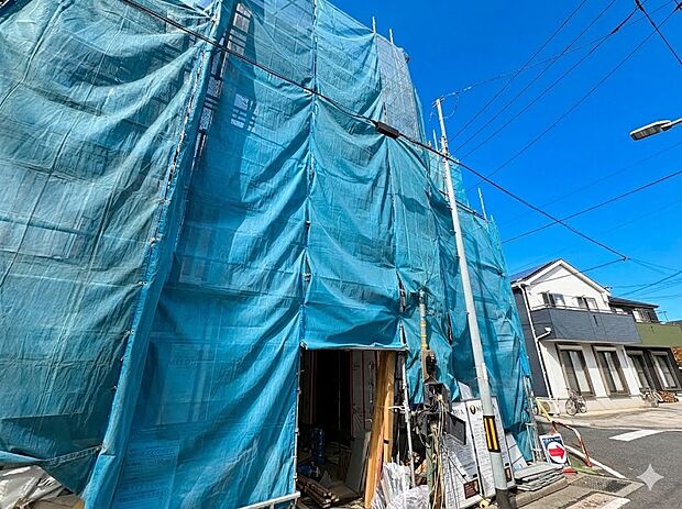 5号棟【現地外観】堂々たる趣ながら、主張し過ぎずどこか余裕を感じさせるシャープなフォルムで佇む邸宅は、晴天の空と照らし合わせる事で、本来あるべき完成形の姿を見せてくれます。