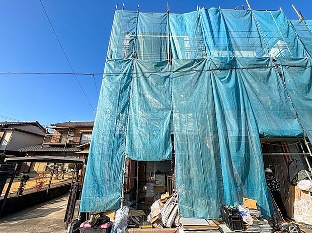 6号棟【現地外観】家族の温かさと陽光の暖かさ、楽しい毎日と明るい未来を予感させる「空間が織り成すひとつ先の住み心地」を演出します。