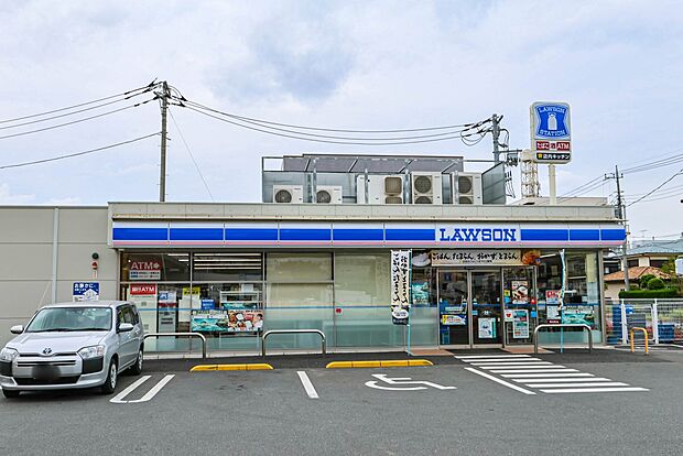 コンビニ 290m ローソン戸田美女木三丁目店(新・企業スローガンは「マチのほっとステーション」。「圧倒的な美味しさ」「人への優しさ」「地球(マチ)への優しさ」の3つの約束で社会の課題に応え…