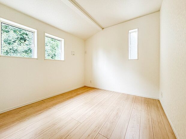 1号棟【子供部屋5帖】お子様のお部屋にぴったりなクロークを備えたフローリング仕様の洋室です。