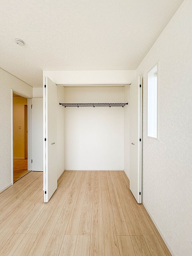 1号棟【収納 寝室6.5帖】各部屋を最大限に広く使って頂ける様、全居住スペースに収納付。プライベートルームはゆったりと快適に。
