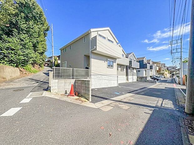 【前面道路4M】家の前をまっすぐの通りが走っている。クルマは少なく、人々は毎朝、ウォーキング、ジョギング、犬の散歩など、フリーな朝時間を過ごしている。