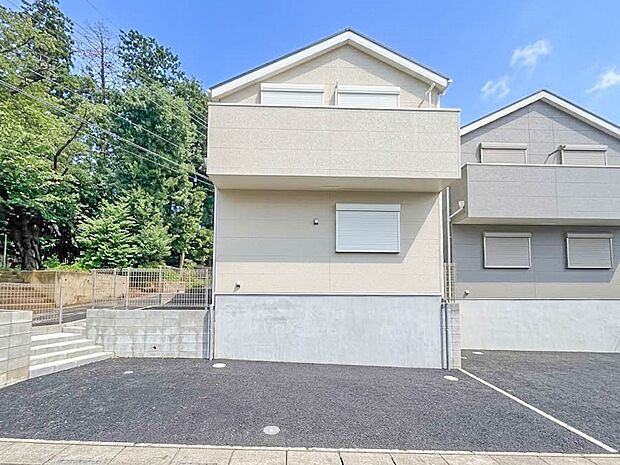 1号棟【現地外観】こちらの物件が少しでも気になるようでしたら、お気軽にお問合せください。人生でいちばん大きなお買い物ですので、ゆっくりご見学ください。ネット上の画像と実際の見学では、リアル感…