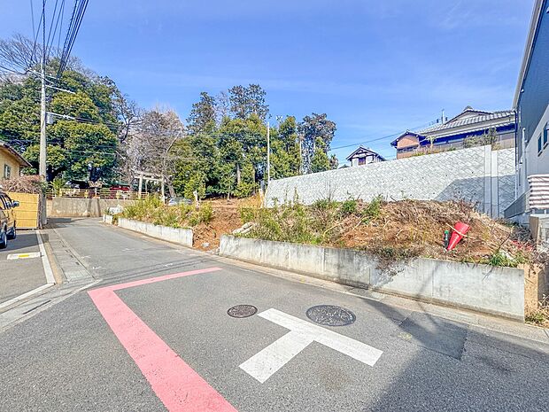 【前面道路4M】車の通行が少ないので、静かな住環境を維持することができます。