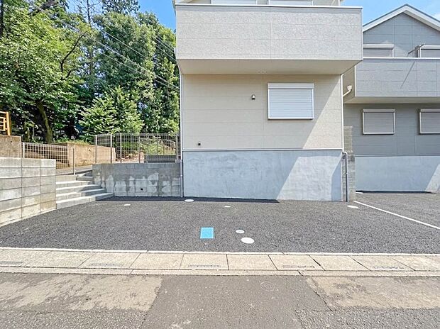 1号棟【駐車場】ゆったりとした駐車スペースを確保。大きめのお車でもOK。