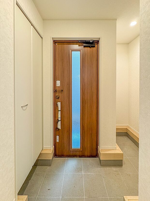 2号棟【玄関】スタイリッシュかつ品のある玄関。晴れの日も、雨の日も、風の日も、ご家族やお客さまを安心して迎えます。