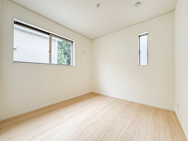 2号棟【子供部屋5帖】お子様のお部屋にぴったりなクロークを備えたフローリング仕様の洋室です。