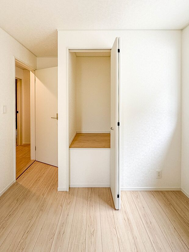 2号棟【収納　子供部屋5帖】限られたスペースを有効に活用できる壁面クローゼット。