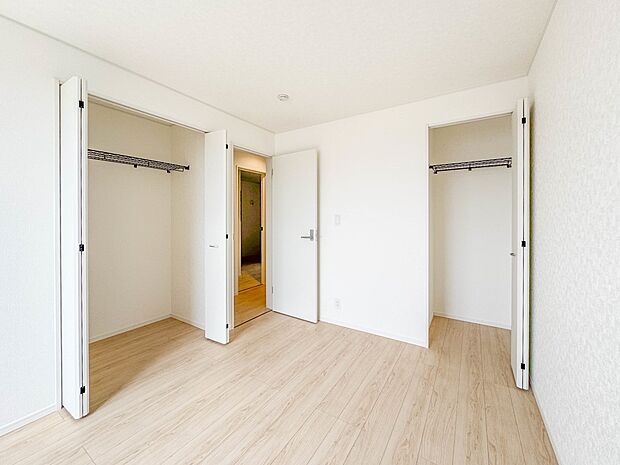 2号棟【収納 寝室6.7帖】各部屋を最大限に広く使って頂ける様、全居住スペースに収納付。プライベートルームはゆったりと快適に。