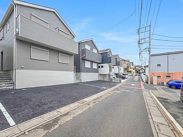 【前面道路4M】家の前をまっすぐの通りが走っている。クルマは少なく、人々は毎朝、ウォーキング、ジョギング、犬の散歩など、フリーな朝時間を過ごしている。