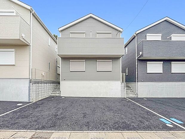 2号棟【現地外観】こちらの物件が少しでも気になるようでしたら、お気軽にお問合せください。人生でいちばん大きなお買い物ですので、ゆっくりご見学ください。ネット上の画像と実際の見学では、リアル感…
