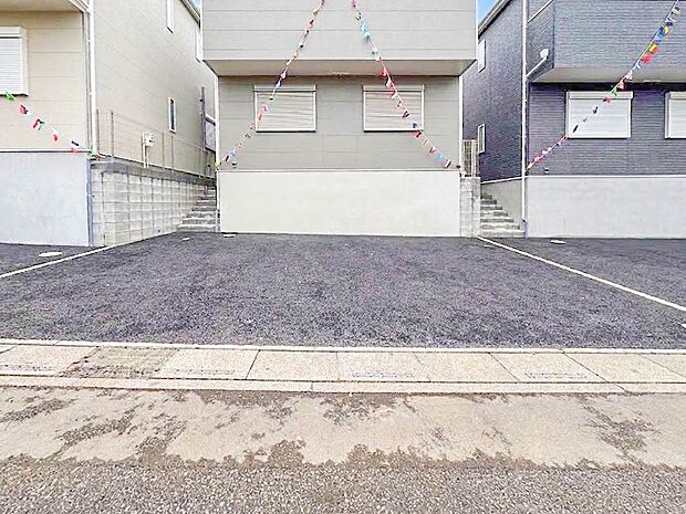 2号棟【駐車場】ゆったりとした駐車スペースを確保。大きめのお車でもOK。